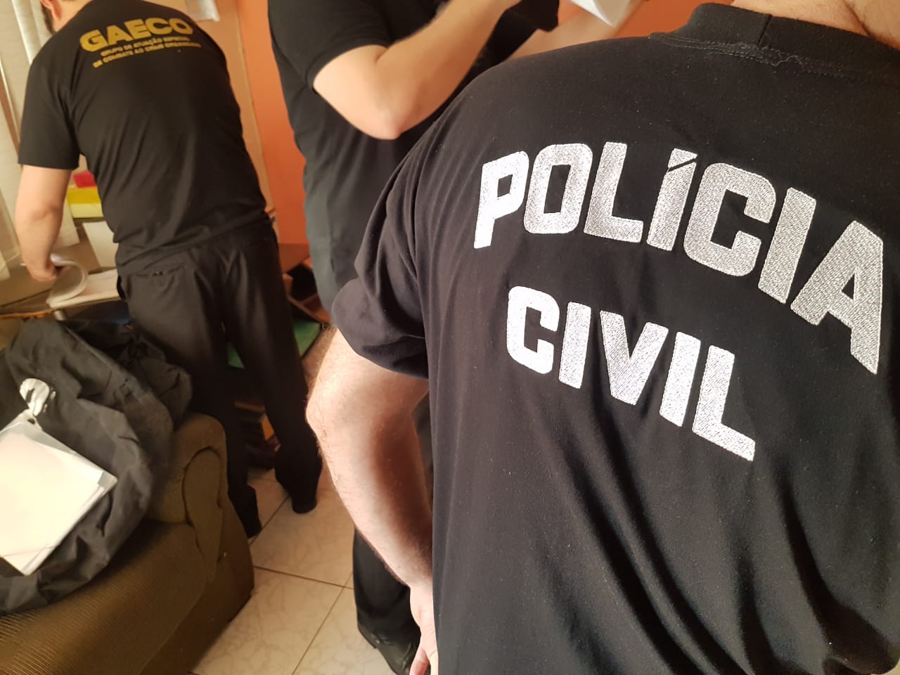 Agentes do GAECO, Polícia Civil e TCE em operação 