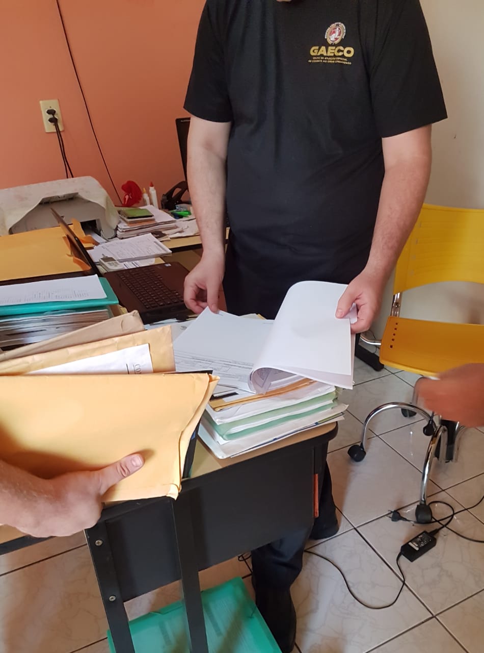 Agentes do GAECO, Polícia Civil e TCE em operação 