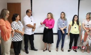 Pessoas de pé sorrindo