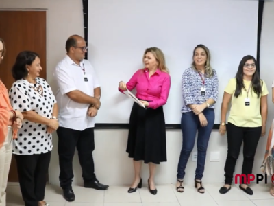 Pessoas de pé sorrindo