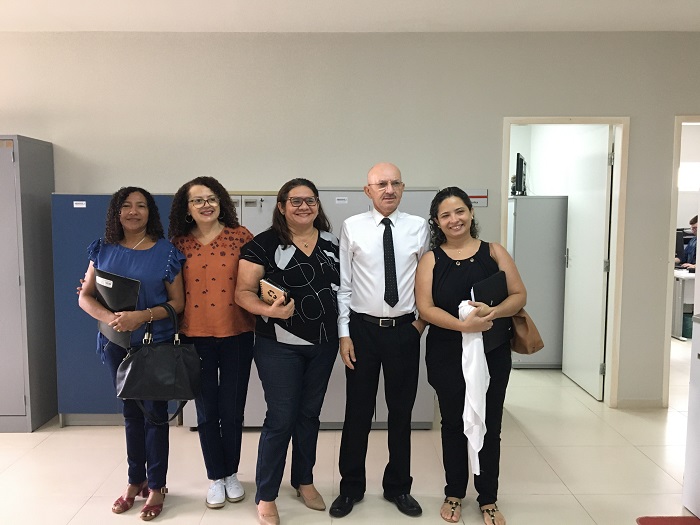 Pessoas reunidas posando para foto