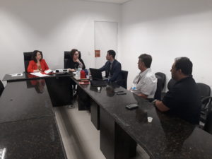 pessoas sentadas conversando entre si