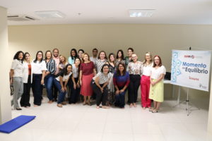 Participantes de pé posando para foto durante Momento de Equilíbrio 2020