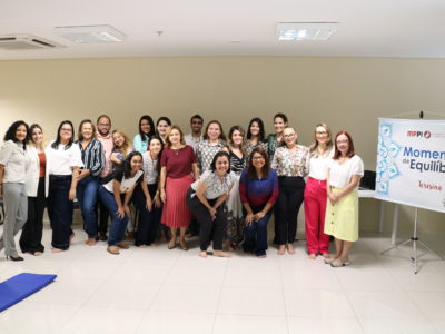 Participantes de pé posando para foto durante Momento de Equilíbrio 2020