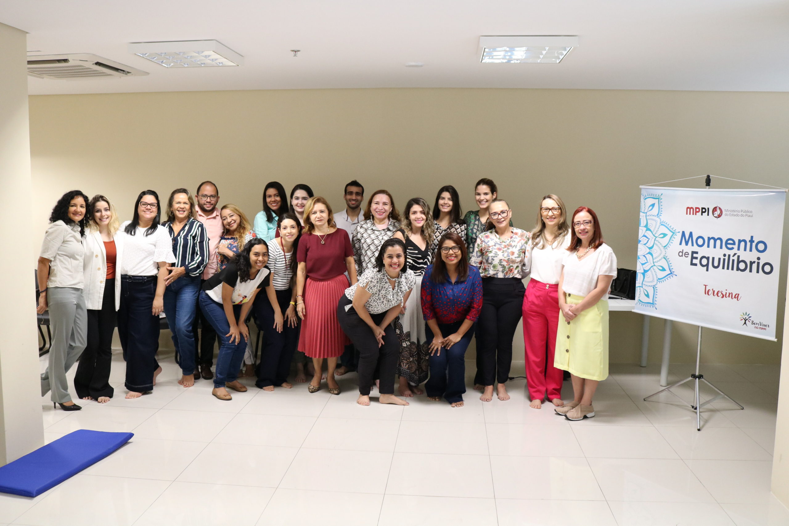 Participantes de pé posando para foto durante Momento de Equilíbrio 2020