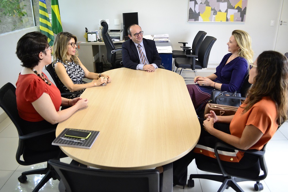 pessoas sentadas