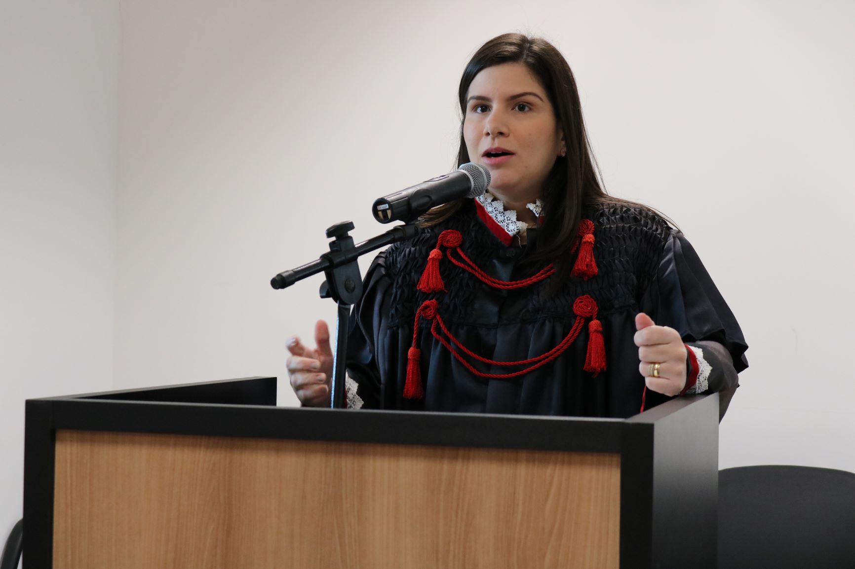 Mulher discursando atrás do púlpito