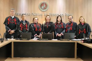 Pessoas em pé atrás da mesa