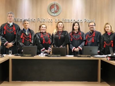 Pessoas em pé atrás da mesa