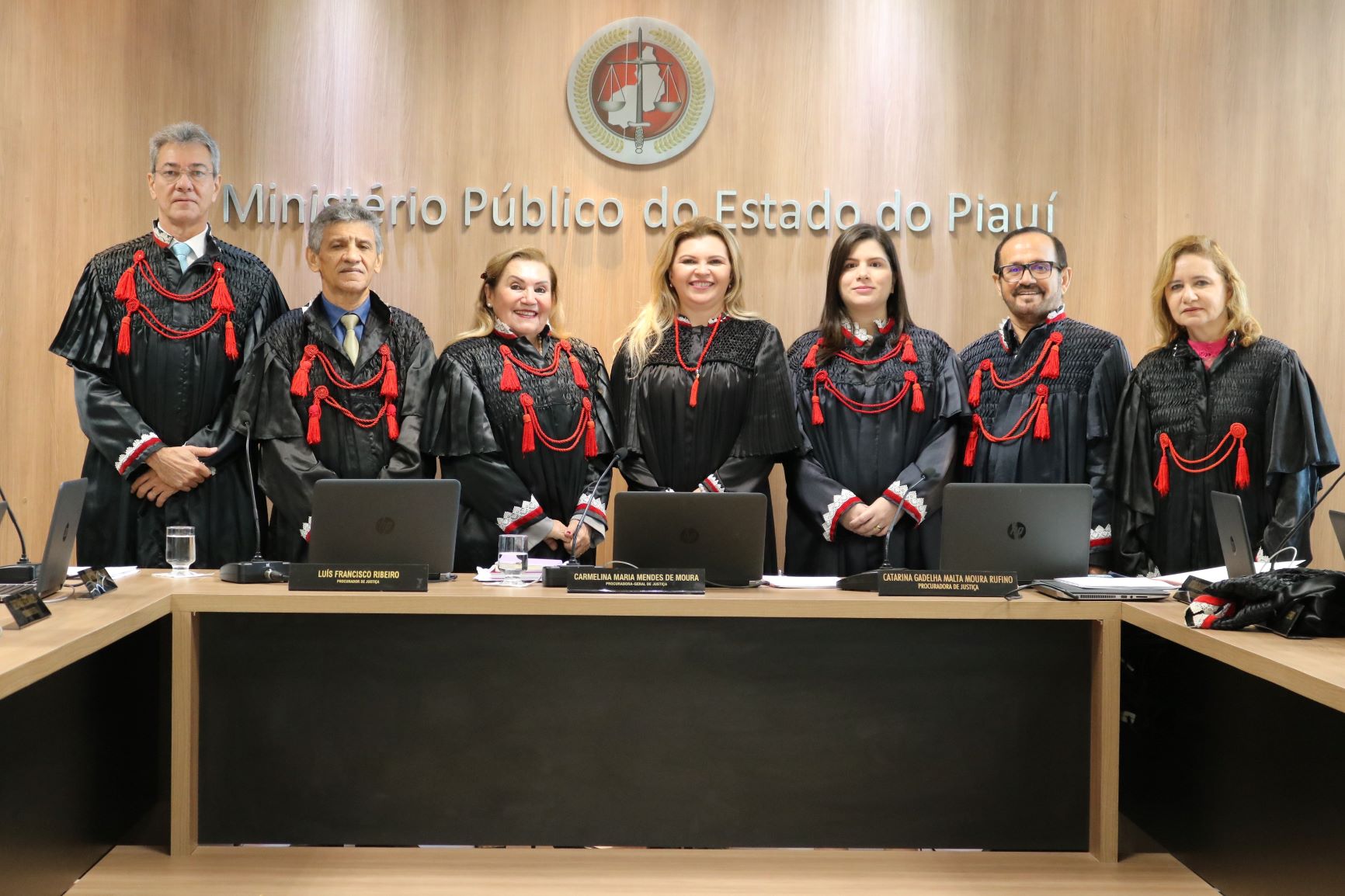Pessoas em pé atrás da mesa