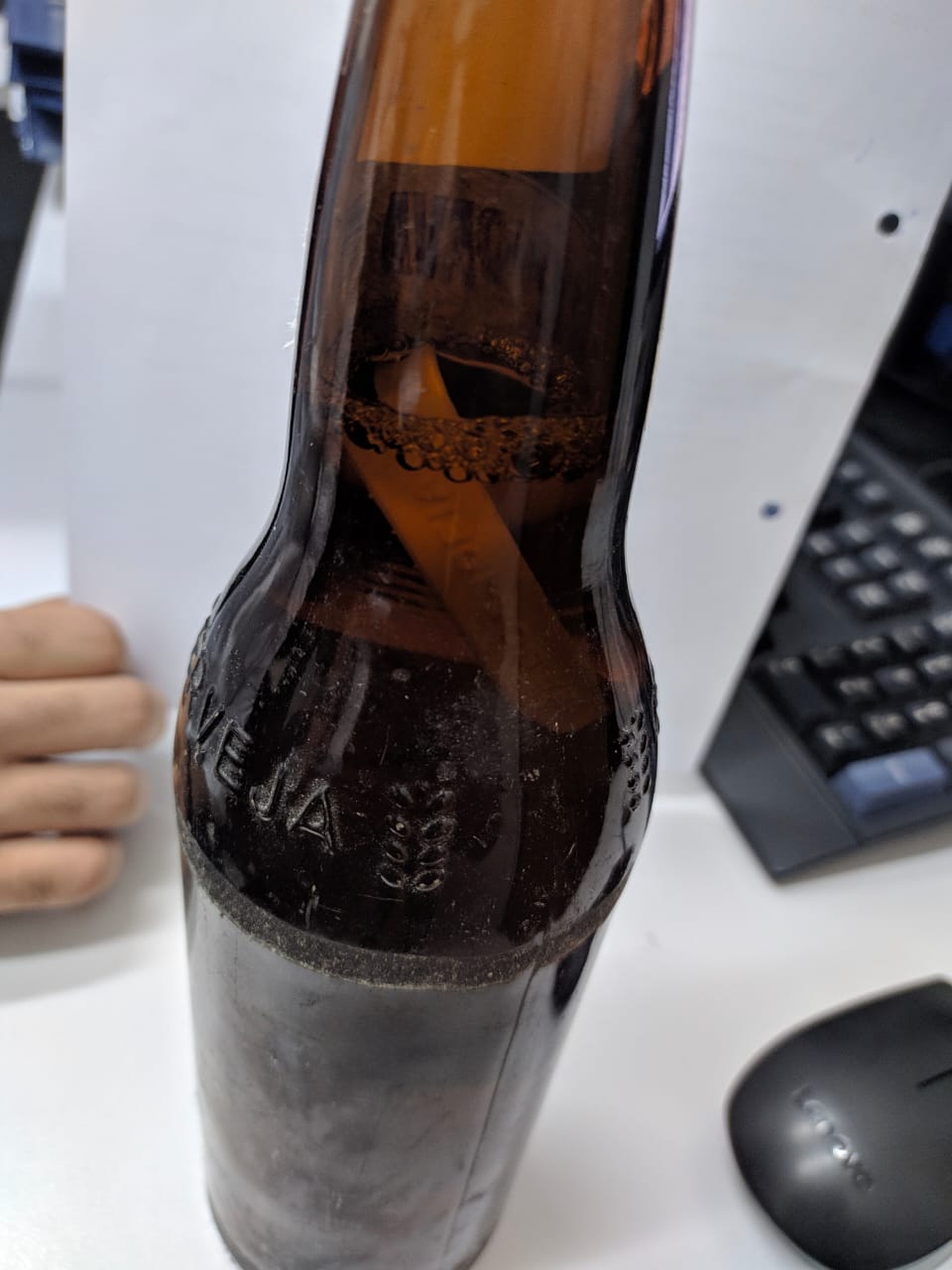 Garrafa de cerveja com corpo estranho no interior
