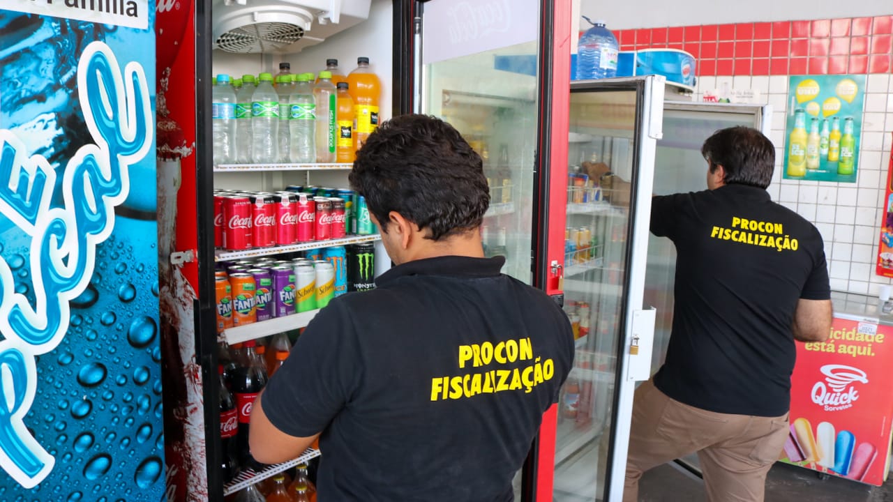 Pessoas olhando conteúdo de geladeiras