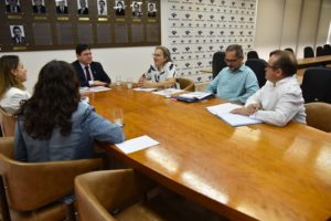 Fotos de pessoas sentadas em volta de uma mesa