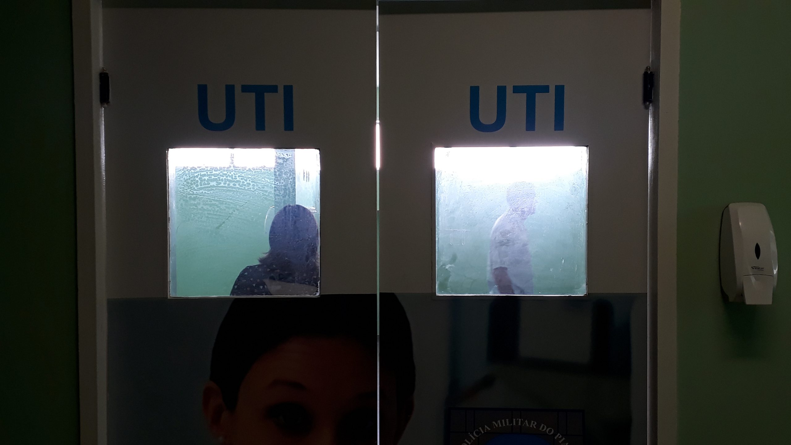 Porta com inscrição de UTI