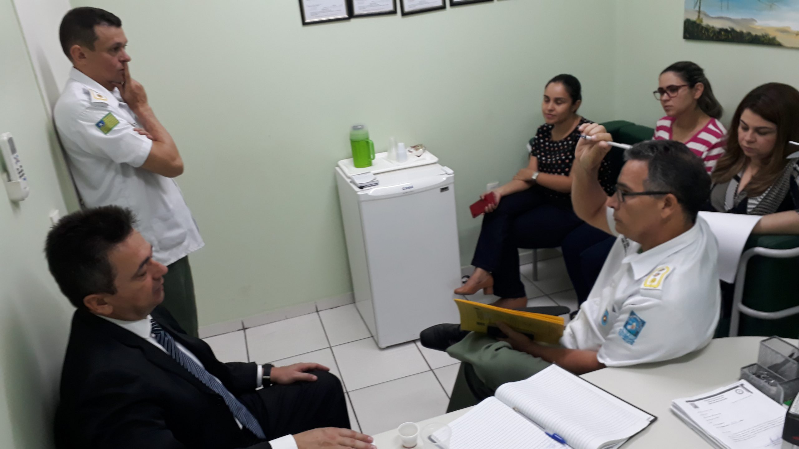 Pessoas sentadas conversando