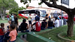 Pessoas do lado de fora do ônibus do Procon