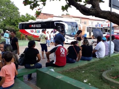 Pessoas do lado de fora do ônibus do Procon