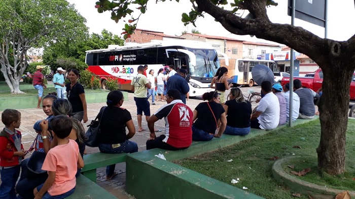 Pessoas do lado de fora do ônibus do Procon
