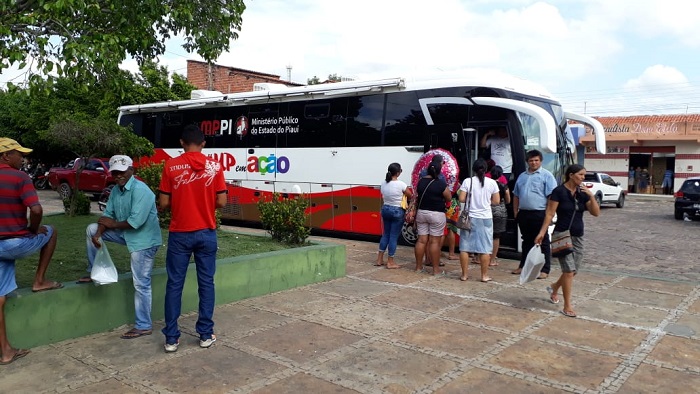 Pessoas sendo atendidas pelo Procon Itinerante 