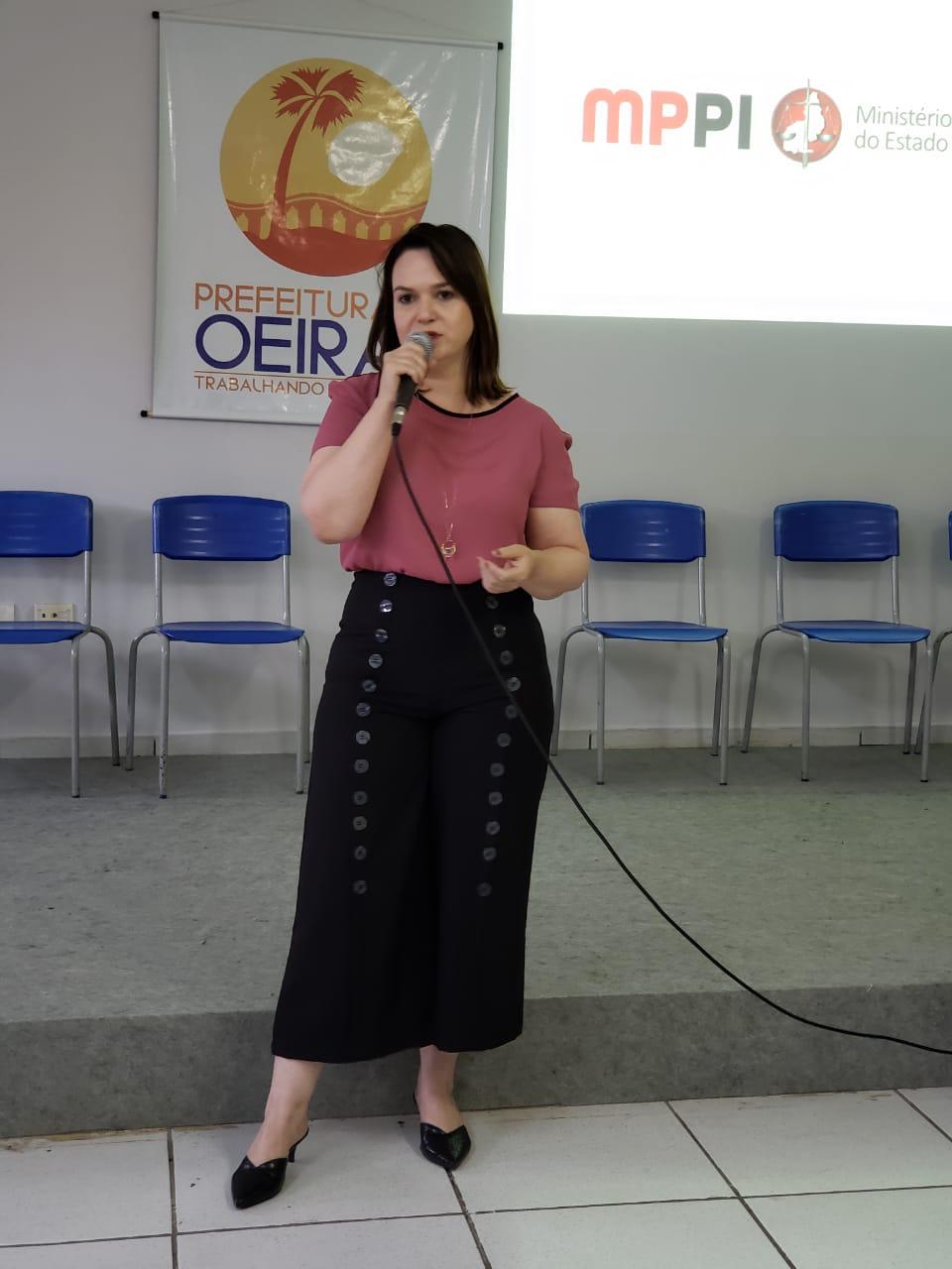 mulher de pé com microfone 