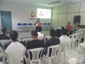 pessoas de pé olhando para foto