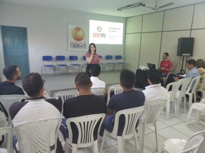 pessoas de pé olhando para foto