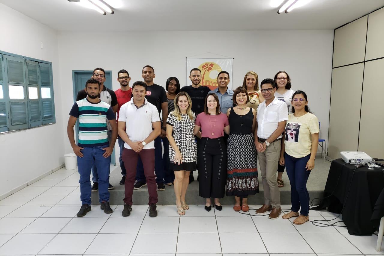 pessoas de pé olhando para foto