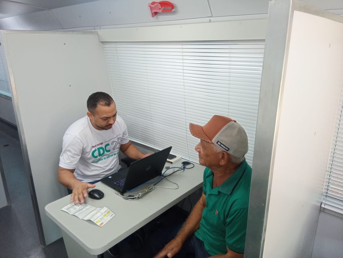 Dois homens sentados à mesa em atendimento
