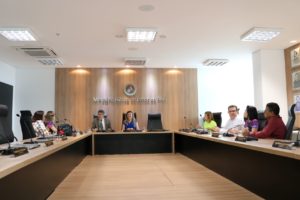 Pessoas sentadas em plenário