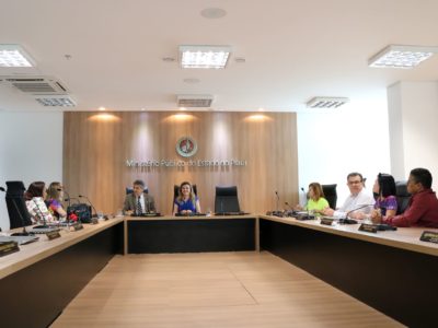 Pessoas sentadas em plenário