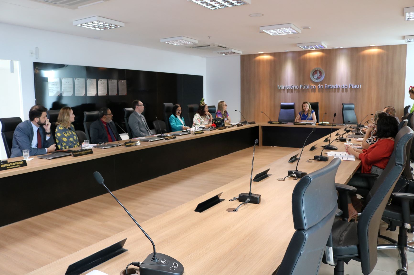 Pessoas sentadas atrás de uma bancada