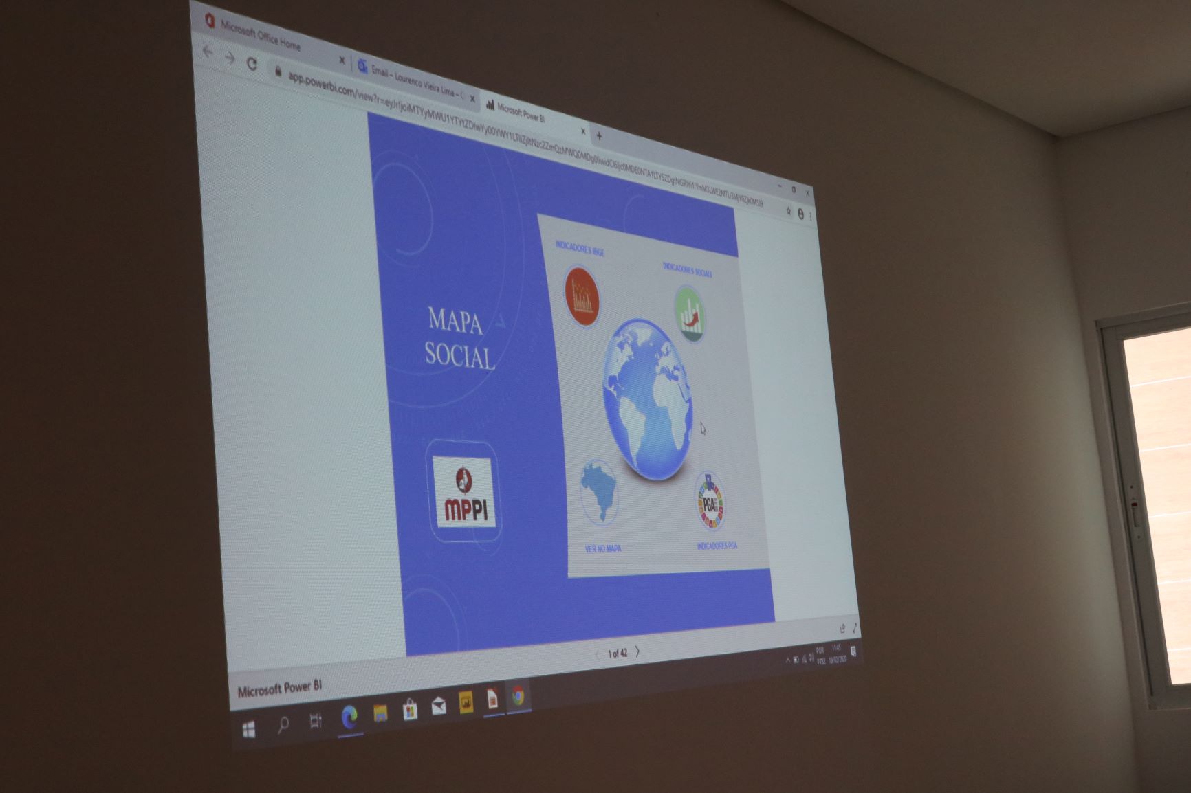 Slides projetados na parede detalhando o mapa social