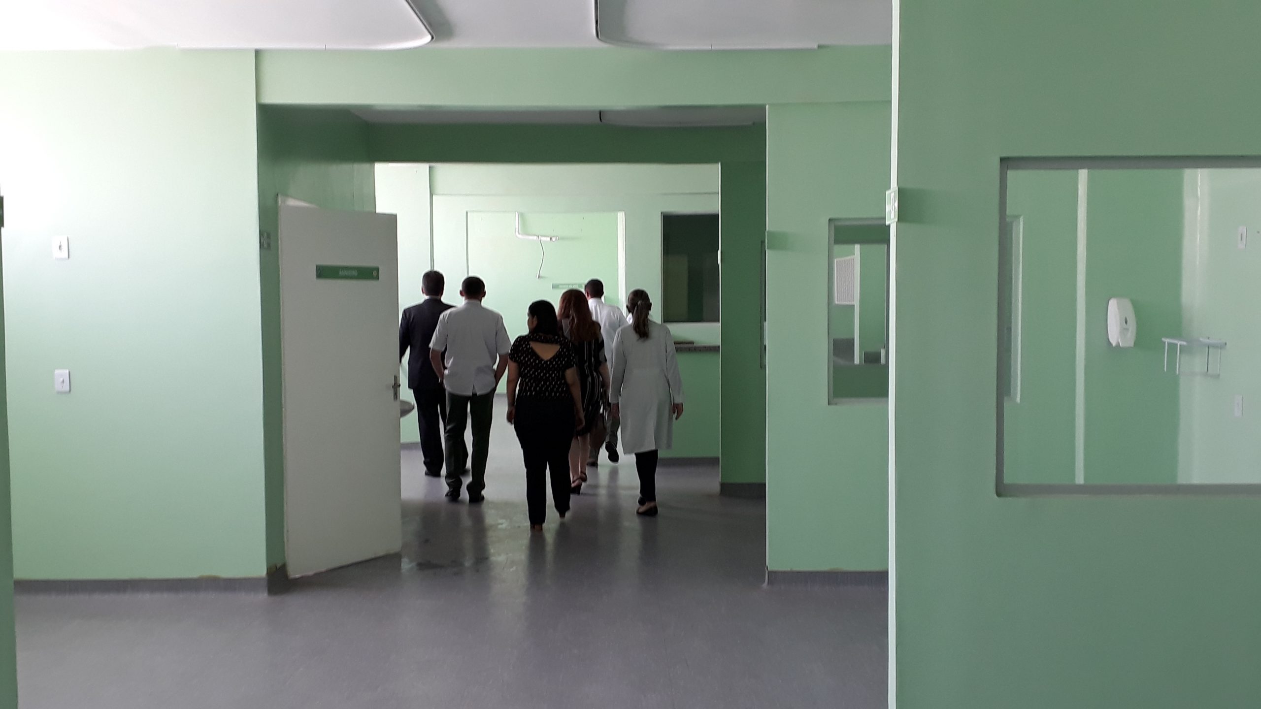 Pessoas caminhando em UTI vazia