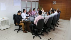 Pessoas sentadas em volta de uma mesa