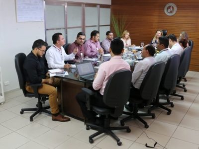 Pessoas sentadas em volta de uma mesa