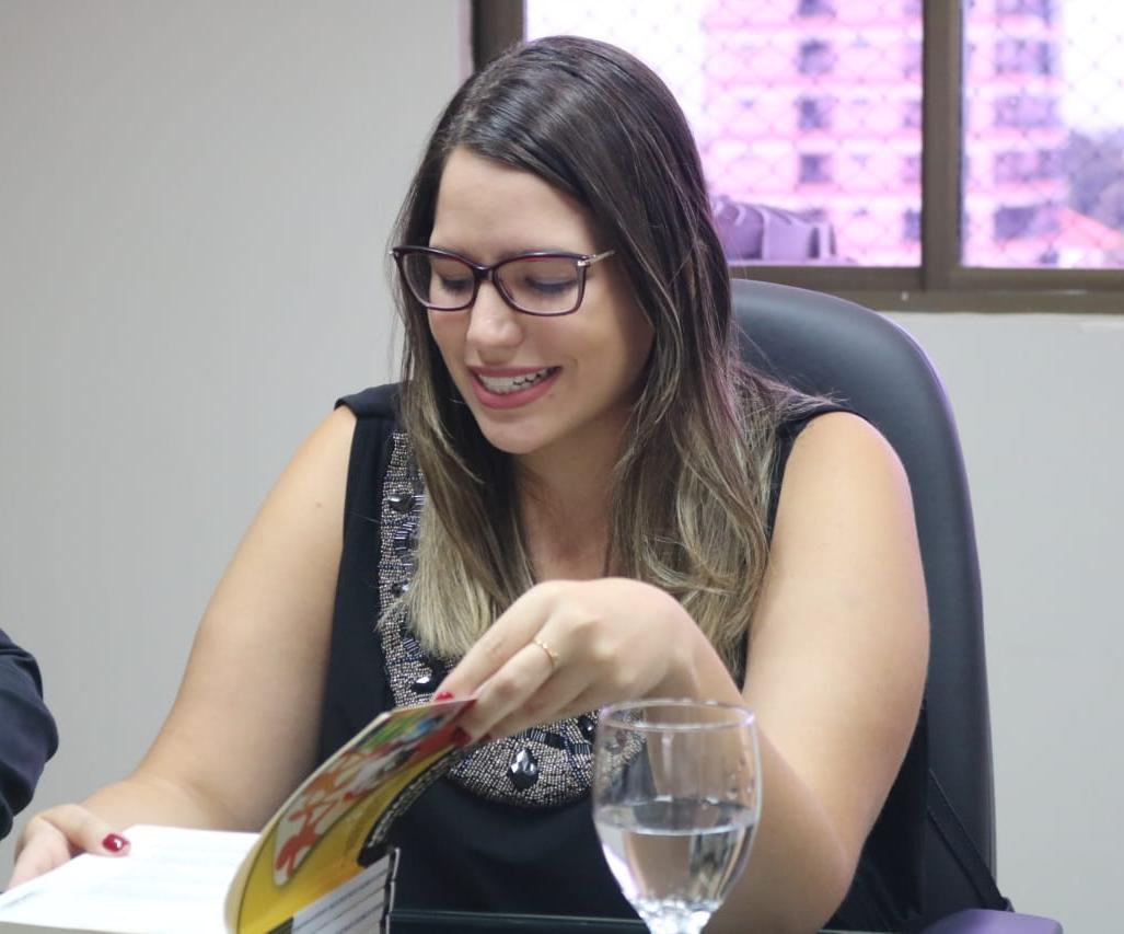 Mulher segurando livro 