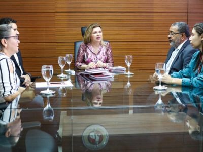 Pessoas sentadas em volta de uma mesa