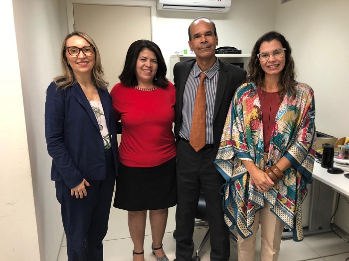 Pessoas de pé sorrindo 