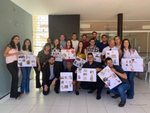 Pessoas de pé sorrindo