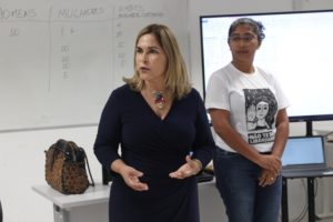 Pessoas de pé conversando