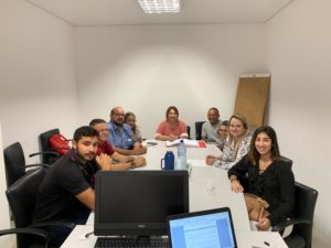 Pessoas sentadas à mesa