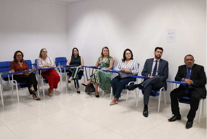 Pessoas reunidas em círculo