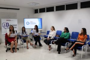 Mulher falando para público em uma roda de diálogo