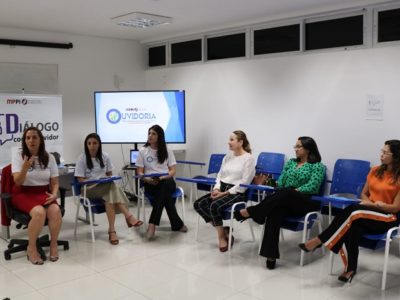 Mulher falando para público em uma roda de diálogo