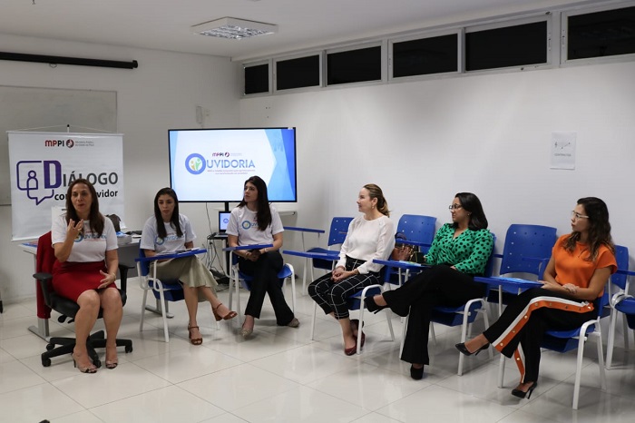 Mulher falando para público em uma roda de diálogo