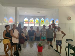 Pessoas em pé posando para foto