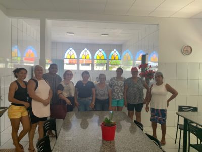 Pessoas em pé posando para foto