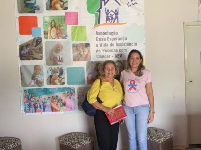 Duas mulheres em pé posando para foto