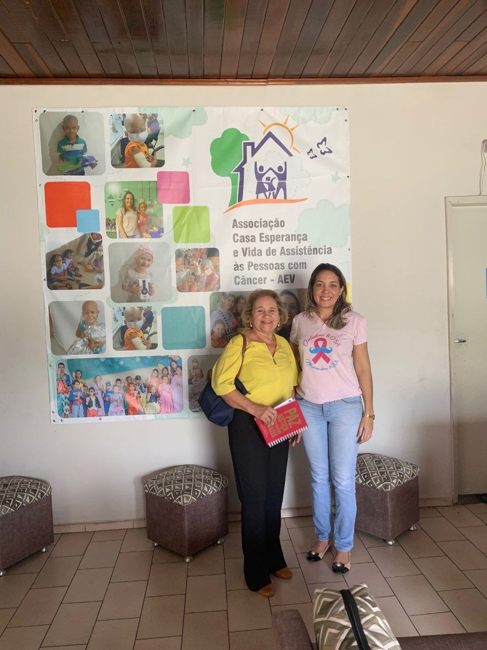 Duas mulheres em pé posando para foto