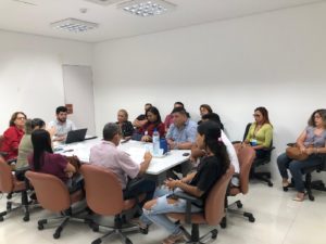 Pessoas sentadas em volta de uma mesa